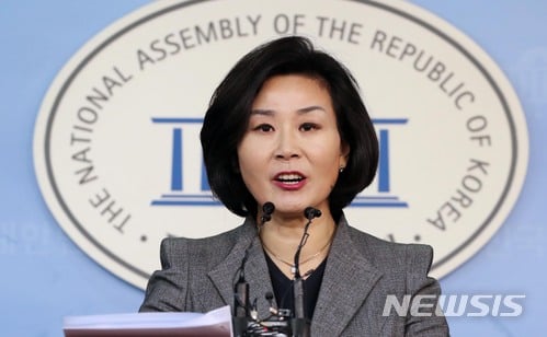  김희정 전 여성가족부 장관.  KT 채용 비리. 김성태 자유한국당 의원의 딸 등 9명이 부정채용된 것으로 알려진 2012년 KT 공개채용 과정에서 김희정 전 여성가족부 장관과 김영선 전 의원도 채용 청탁을 했다는 의혹이 제기됐다. /사진=뉴시스