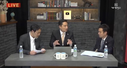 강용석 임블리. 임지현. 박준성. 부건에프엔씨. 임블리. 여성 의류 쇼핑몰 ‘임블리’ 임지현 상무의 남편이자 ‘임블리’를 운영하는 박준성 부건에프엔씨 대표이사가 강용석 변호사의 발언에 분노를 표했다. /사진=가로세로연구소 유튜브 화면 캡처