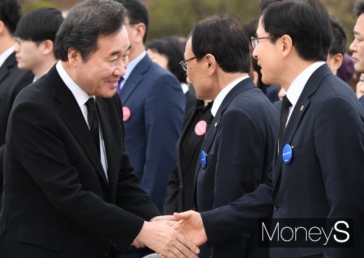 [머니S포토] 황교안 대표와 인사하는 이낙연 총리