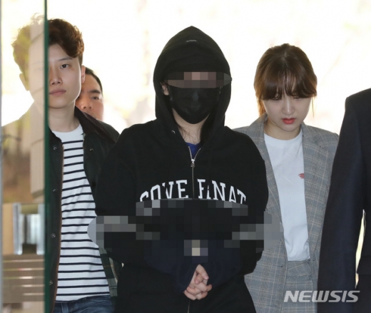 중국인 A씨(일명 애나)가 19일 오전 서울 서초구 서울중앙지법으로 영장실질심사를 받기 위해 들어오고 있다. /사진=뉴시스