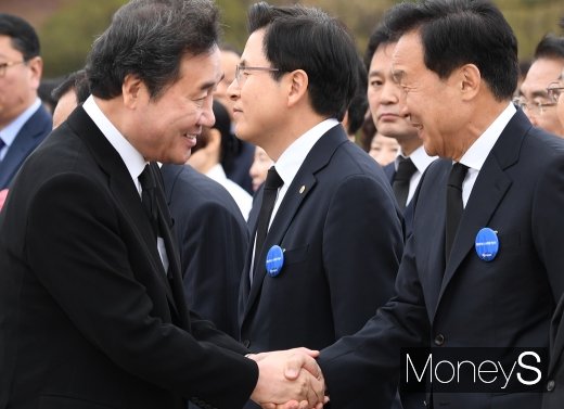 [머니S포토] 인사하는 이낙연 총리·손학규 대표