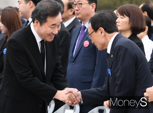 [머니S포토] 이해찬 대표와 악수하는 이낙연 총리