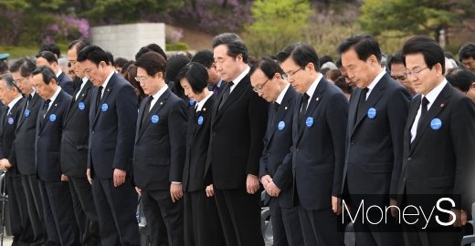 [머니S포토] 묵념하는 4.19혁명 기념식 참석자들
