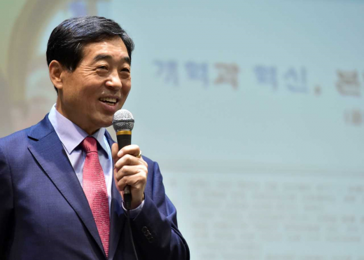 ▲ 윤화섭 안산시장은 지난 18일 한양대학교 게스트하우스에서 제28기 평화통일지도자과정 입학생 및 시민 100여명을 대상으로 ‘한반도 평화기조 남북교류협력 계획’에 관하여 특강을 진행했다. / 사진제공=안산시