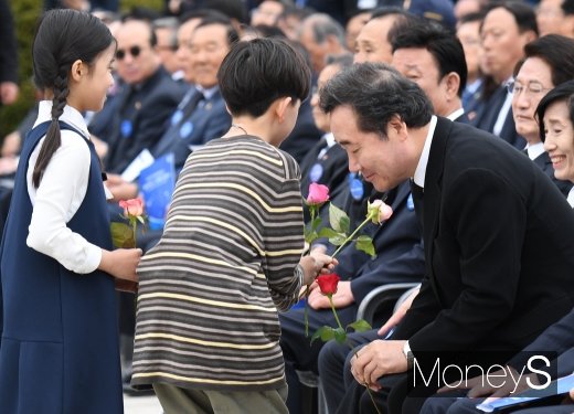 [머니S포토] 장미꽃 선물 받은 이낙연 총리
