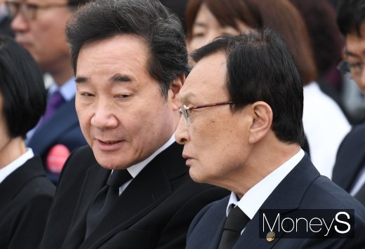 [머니S포토] 이해찬 대표와 대화하는 이낙연 총리