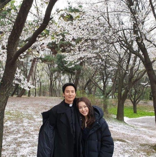 '열혈사제' 김남길 이하늬, 벚꽃나무 아래 다정한 투샷