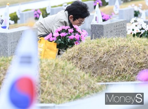 [머니S포토] 4.19 묘역 참배하는 유족