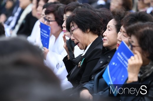 [머니S포토] 눈물 흘리는 유가족