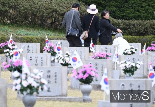 [머니S포토] 참배하는 유족들