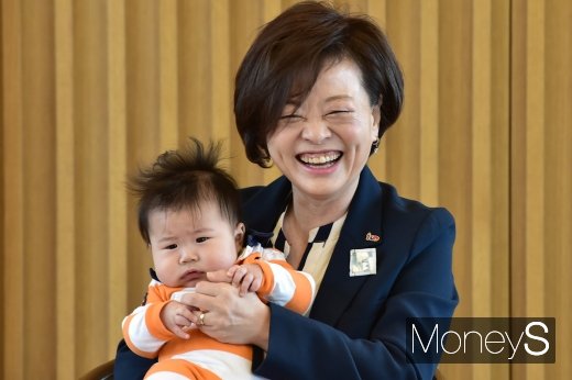 [머니S포토] 진선미 장관, 아이 안고 밝은 표정으로