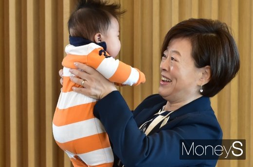 [머니S포토] 아기 돌보는 진선미 장관