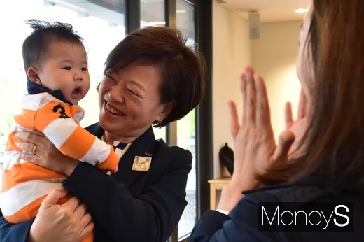 [머니S포토] 아기 꼭 껴안은 진선미 여가부장관
