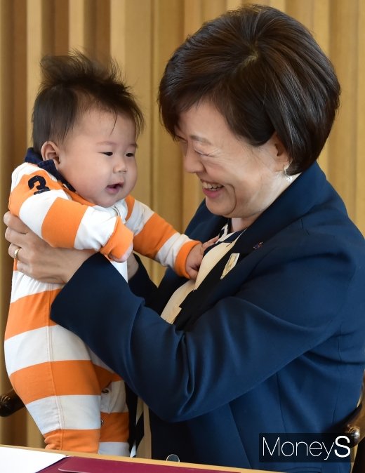 [머니S포토] 진선미 여가부 장관, 아기 바라보며 환한 미소