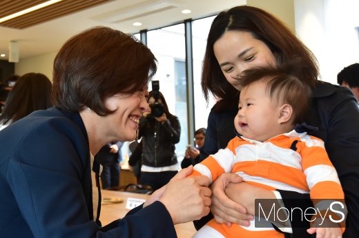 [머니S포토] 진선미 장관 '아이 예뻐라'