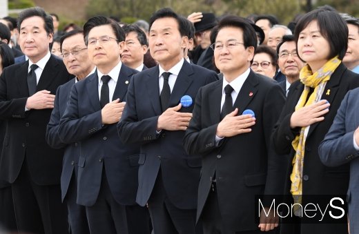 [머니S포토] 국민의례하는 이낙연 총리와 여야5 당 대표