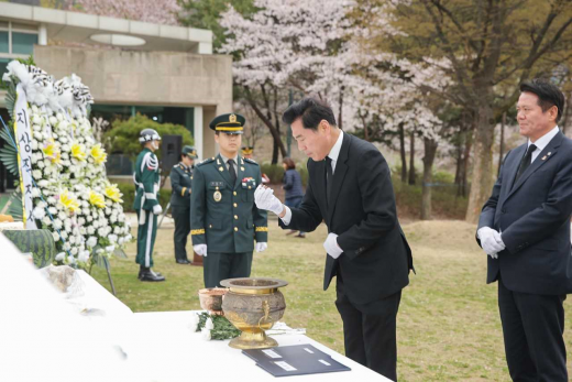 모락산전투 전사자 헌화하는 김상돈 의왕시장. /사진제공=의왕시