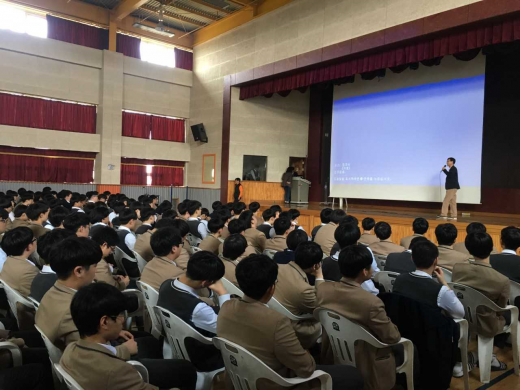 ▲ 고색고등학교 학생들이 ‘에이즈·성매개감염병 예방교육’을 듣고 있다. / 사진제공=수원시