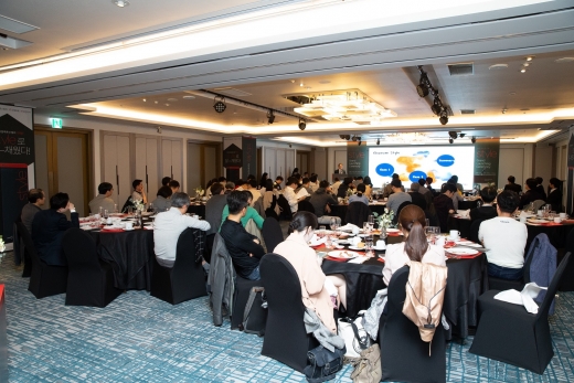 바이오기업 휴젤은 지난 17일 강남구 르메르디앙호텔 서울에서 프리미엄 HA필러 더채움 스타일 출시를 기념해 론칭 세미나를 개최했다. /사진=휴젤