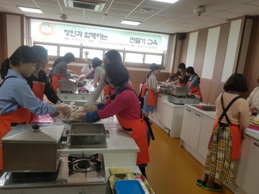 ▲ 화성시는 지난 18일 정남농협 화성웰빙떡 클러스터사업단 교육장에서 ‘2019년 학교급식개선연구회 떡만들기 체험’ 행사를 가졌다고 19일 밝혔다. / 사진제공=화성시