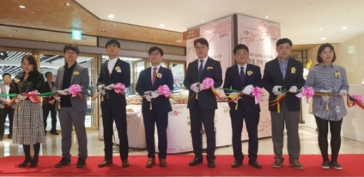 경북도와 롯데백화점 대구점은 19일 경북 농특산물 판촉 활동을 위한 업무협약을 맺었다. /사진=경상북도