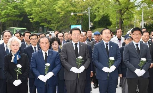 ▲이용섭 광주광역시장이 '4·19혁명 기념식'을 맞아 19일 오전 남구 광주공원 4·19추모비에서 김동찬 광주시의회 의장, 장휘국 시교육감, 4·19혁명단체 및 보훈단체 회원, 각급기관단체장 등과 함께 참배를 하고 있다./사진제공=광주광역시