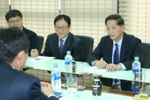 이재준 고양시장(오른쪽)이 에이스메디칼을 방문해 상생 방안을 논의하고 있다. /사진제공=고양시