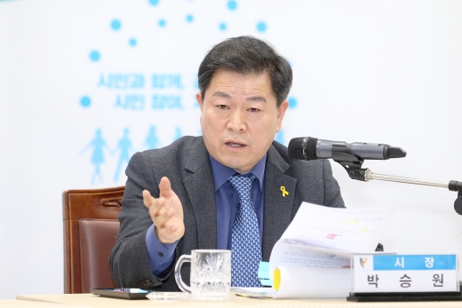 ▲ 박승원 광명시장은 19일 오후 시청 중회의실에서 구로차량기지 광명 이전과 관련하여 국토부 관계자들과 만났다. / 사진제공=광명시