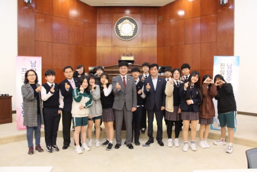 ▲ 남양주시의회(의장 신민철)는 19일 남양주시의회 본회의장에서 남양주시 화도읍 소재 마석중학교 학생들을 대상으로 남양주시의회 체험 프로그램을 실시했다. / 사진제공=남양주시의회