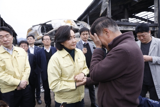 박영선 중소벤처기업부 장관이 지난 9일 강원지역 산불 피해기업을 방문, 피해상황을 살펴보고 피해자들의 애로사항을 청취하고 있다. /사진=중소벤처기업부 제공