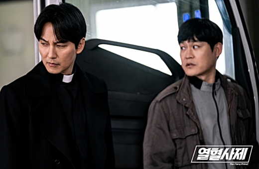 극 후반부로 들어서며 찰떡 케미를 보여준 김남길과 김성균. /사진=열혈사제 공식 홈페이지