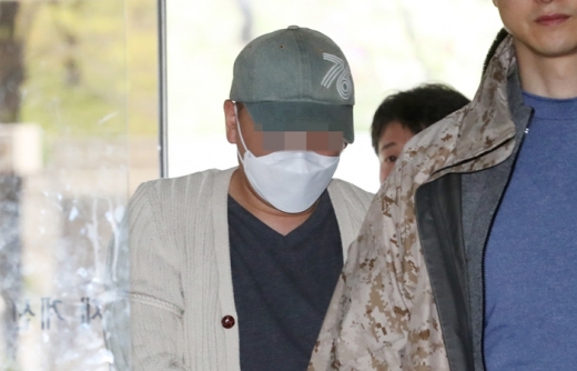 동거녀에게 처방전 없이 프로포폴을 투약해 사망에 이르게한 혐의를 받는 성형외과 의사 이모(43)씨가 구속전 피의자심문(영장실질심사)에 출석하고 있다. /사진=뉴스1