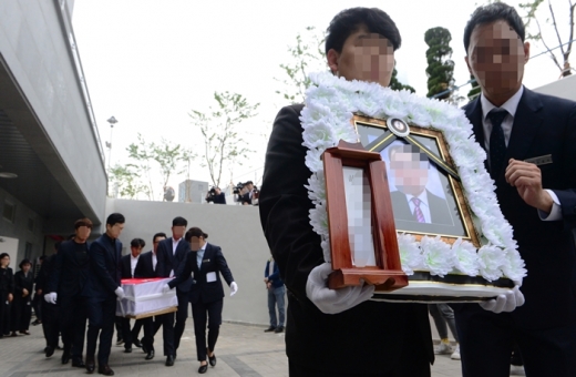 경남 진주시 한 아파트에서 발생한 방화 및 흉기난동 사건으로 소중한 목숨을 잃은 희생자 고 황모(74)씨의 발인식이 21일 오전 진주혁신도시 내 한일병원 장례식장에서 엄수 됐다. /사진=뉴시스