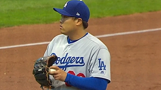 류현진이 밀워키 타자를 상대로 피칭을 준비하고 있다. /사진=MLB 중계영상 캡쳐