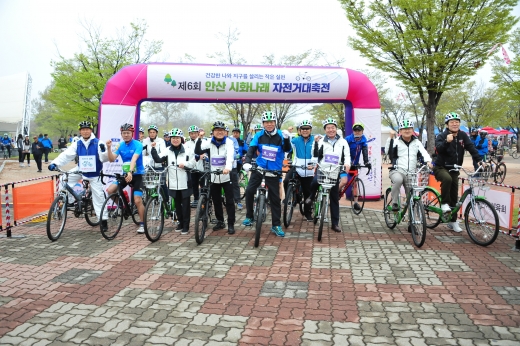 ▲ 21일 개최된 제6회 안산 시화나래 자전거 대축전에서 윤화섭 안산시장(앞줄 왼쪽에서 다섯번째)이 출발에 앞서 참석자들과 기념촬영을 하고 있다. / 사진제공=안산시