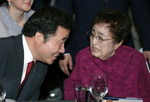 지난해 6월 당시 6.15 남북정상회담 18주년 기념 학술회의 및 기념식에서 이희호(오른쪽) 김대중평화센터 이사장이 이낙연 국무총리와 대화하고 있다. /사진=뉴시스
