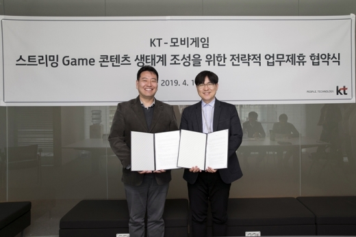 협약식에 참석한 전대진 KT 콘텐츠플랫폼사업담당 상무(왼쪽)와 송원영 모비게임 대표가 기념사진을 찍고 있다. /사진=KT