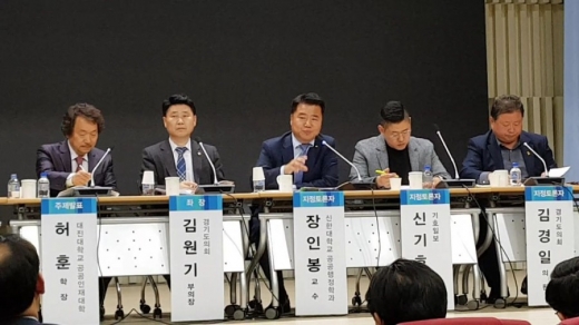 ▲ 경기도청 북부청사 평화누리홀에서 19일(금) 열린 '경기북부 발전을 위한 경기북도 분도 바람직한가?' 정책 토론회에서 경기북도 분도는 결국 지역자치를 중심으로 한 평화통일자치도로 귀결돼야 한다는 주장이 제기됐다. / 사진제공=경기북부청