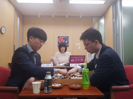 종국 후 복기 중인 신민준 9단(왼쪽)과 중국의 왕쩌진 6단. /사진=한국기원