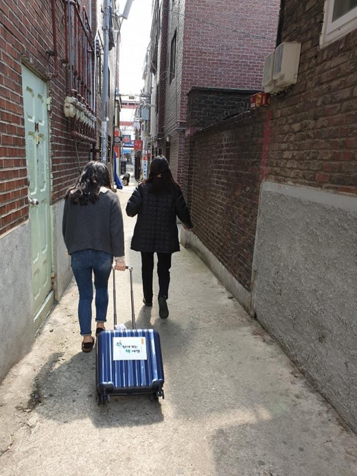 성남시 해오름도서관 직원들이 독서소외계층 아동에 빌려줄 책을 캐리어에 담아 배달 중이다. / 사진제공=성남시