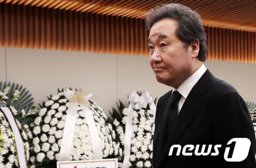 이낙연 국무총리가 21일 서울 서대문구 신촌세브란스병원 장례식장에 마련된 故 김홍일 전 민주당 의원의 빈소에서 조문을 마친 뒤 나서고 있다. /사진=뉴스1