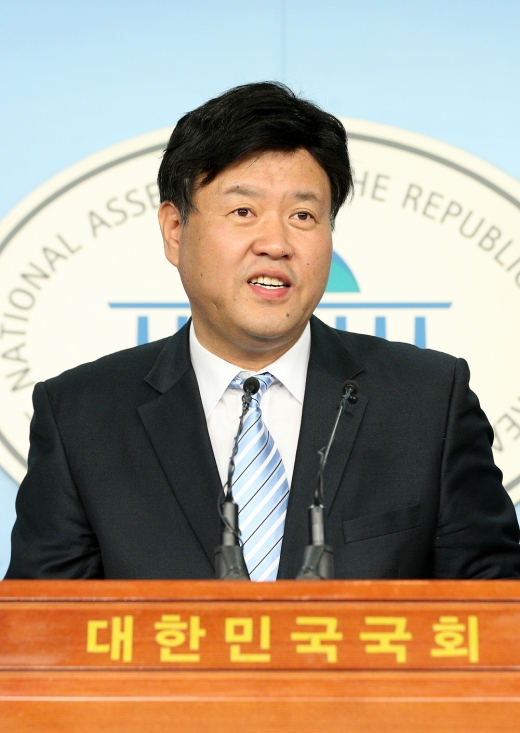 22일 오전 국회 정론관에서 김용 경기도 대변인이 기본소득 박람회 관련 기자회견을 하고 있다. / 사진제공=경기도