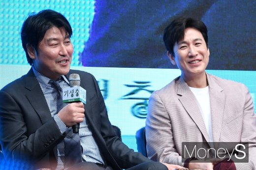[머니S포토] 송강호 입담에 미소 짓는 이선균