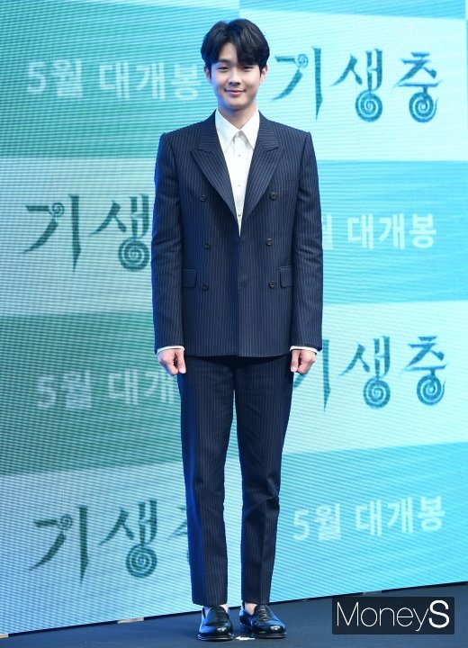 [머니S포토] 최우식, 딱 떨어지는 슈트핏