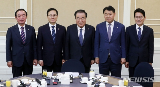 11일 서울 여의도 국회 본청 귀빈식당에서 열린 국회의장-원내대표 오찬 간담회에서 문희상 의장과 원내대표들이 기념촬영을 하고 있다. 왼쪽부터 민주평화당 장병완, 더불어민주당 홍영표 원내대표, 문희상 국회의장, 바른미래당 김관영, 정의당 윤소하 원내대표. 이날 자유한국당 나경원 원내대표는 지방 일정으로 불참했다. /사진=뉴시스