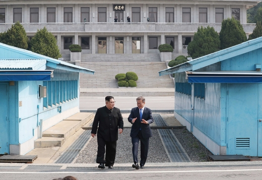 지난해 4월27일 문재인 대통령과 김정은 국무위원장이 판문점 군사분계선을 넘고 있다. /사진=한국공동사진기자단