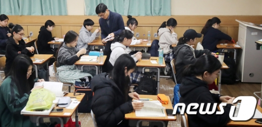문·이과 통합형 대학수학능력시험. 현재 고등학교 1학년이 치를 2022학년도 대입에서 문·이과 통합형 대학수학능력시험이 적용되는 가운데 연세대 등 서울 소재 9개 대학들이 자연계열 모집단위에 한해 수학·과학 교과 선택과목을 지정하기로 했다. /사진=뉴스1