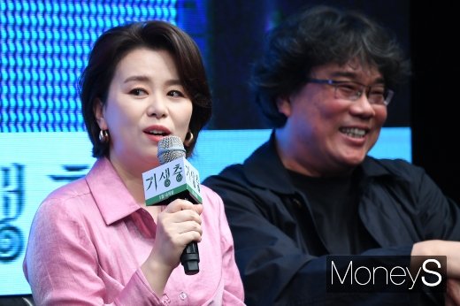배우 장혜진이 22일 오전 서울 중구 소공동 웨스턴조선호텔에서 열린 영화 '기생충'(감독 봉준호) 제작발표회에 참석해 질문에 답하고 있다. /사진=장동규 기자
