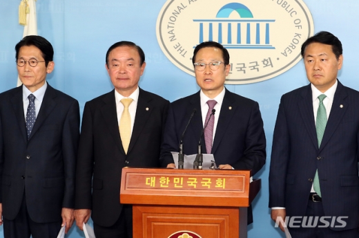  22일 한국당을 제외한 여야 4당 원내대표 회동을 마친 더불어민주당 홍영표, 바른미래당 김관영, 민주평화당 장병완, 정의당 윤소하 원내대표가 서울 여의도 국회 정론관에서 회동 결과 합의문을 발표하고 있다. /사진=뉴시스
