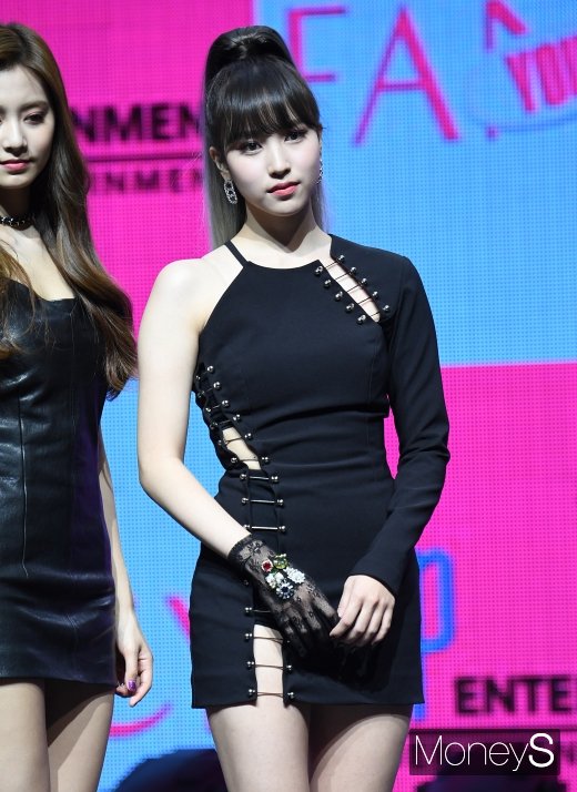 [머니S포토] 트와이스 미나, 파격적인 무대 의상